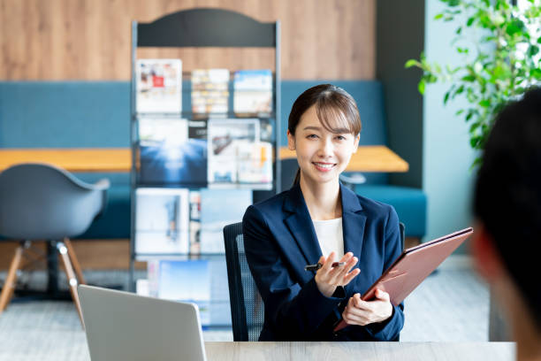 Professional woman leading a digital meeting, symbolizing leadership, strategy, and effective communication.